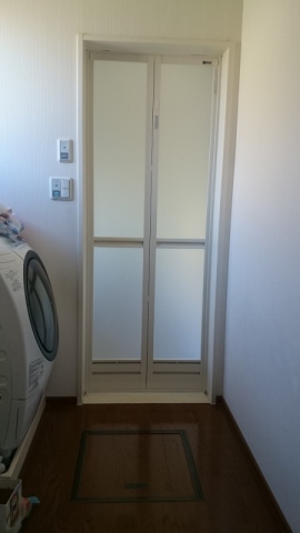 【坂出川津町店】浴室の出入り口ドアを折戸に取替え工事